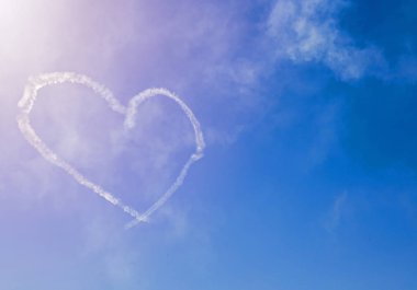 Mavi gökyüzü arka plan bulutlar ile kalp