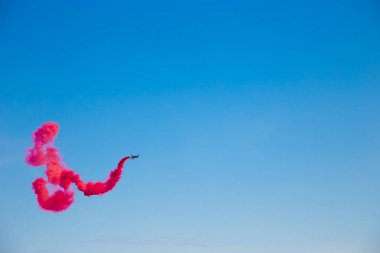 Zhukovsky, Rusya - 21 Temmuz 2017: Beyaz dumanlı uçak