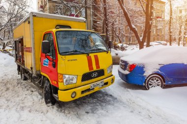 Moskova, Rusya - 4 Ocak 2019: Bir evin bahçesinde acil servis rosseti ve Moesk kaza ortadan kaldırır
