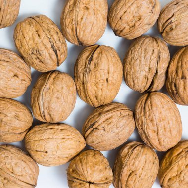 Beyaz arka planda faydalı cevizler