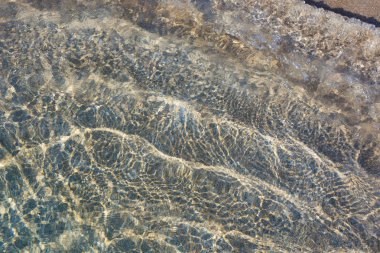 Denizde ve kumlu alt, soyut yaz arka plan üzerinde su parlama