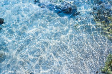 Denizde ve kumlu alt, soyut yaz arka plan üzerinde su parlama