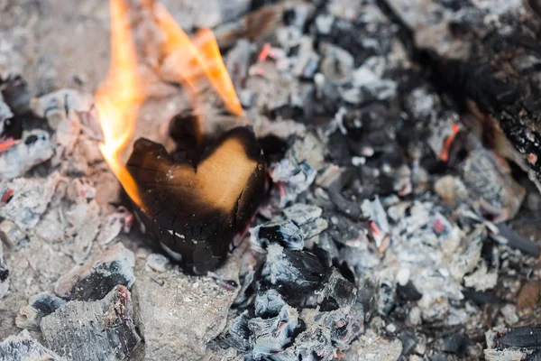 火と石炭の木の心 — ストック写真