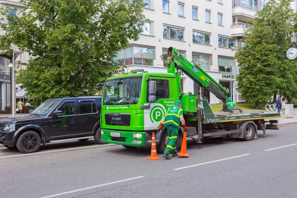 МОСКВА, РОССИЯ - 6 июня 2018 года: эвакуатор на улице в Москве — стоковое фото