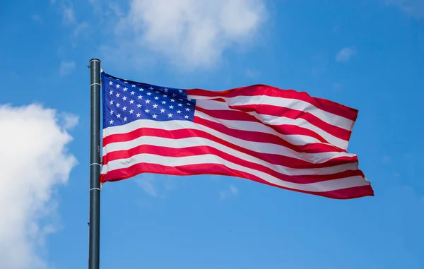 Bandeira americana no fundo do céu azul com nuvens — Fotografia de Stock
