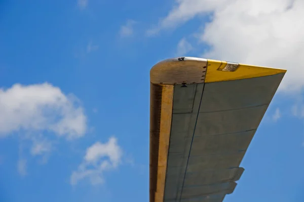 El ala del avión en el fondo del cielo azul con nubes — Foto de Stock