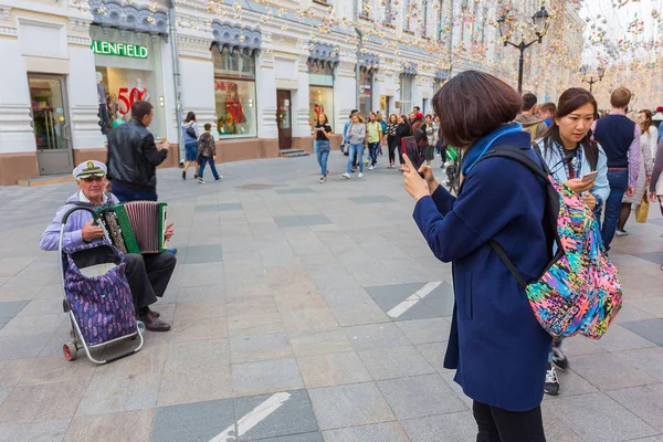 MOSCA, RUSSIA - 14 GIUGNO 2018: Una donna fotografa un anziano — Foto Stock