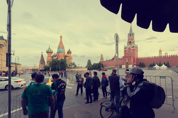 MOSCOU, RUSSIE - 14 JUIN 2018 : Touristes et fans de football près de — Photo