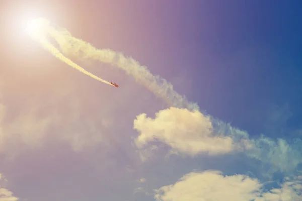 ZHUKOVSKY, RUSSIA - 21 LUGLIO 2017: L'aereo con fumo bianco t — Foto Stock