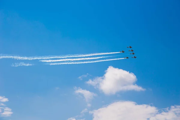 ZHUKOVSKY, RUSIA - 21 de julio de 2017: El avión con humo blanco — Foto de Stock