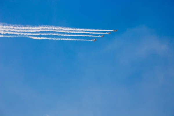 ZHUKOVSKY, RUSSIA - JULY 21 , 2017: The plane with white smoke t — Stock Photo, Image