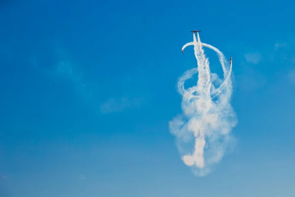 ZHUKOVSKY, RUSSIA - JULY 21 , 2017: The plane with white smoke t — Stock Photo, Image