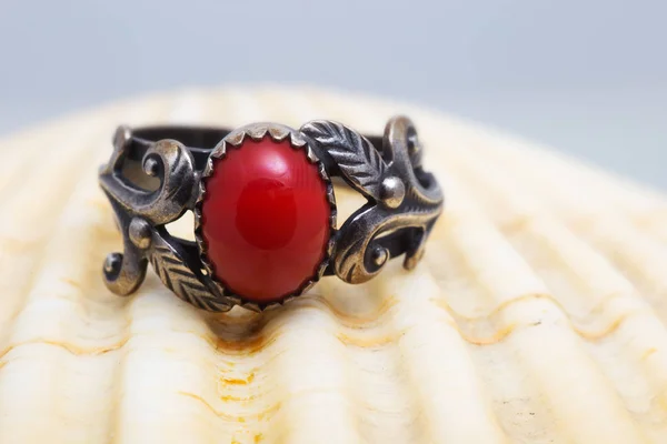 Anillo vintage coral —  Fotos de Stock