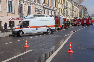 Moskova, Rusya - 14 Haziran 2019: Moskova'da şehir merkezindeki Prechistenka caddesinde gün içinde yangın, itfaiyeciler, acil durum çalışanları ve polis acil durum yerinde çalışıyor