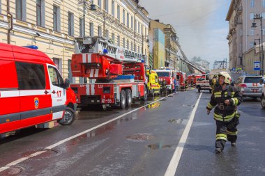 Moskova, Rusya - 14 Haziran 2019: Moskova'da şehir merkezindeki Prechistenka caddesinde gün içinde yangın, itfaiyeciler, acil durum çalışanları ve polis acil durum yerinde çalışıyor