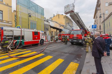 Moskova, Rusya - 14 Haziran 2019: Moskova'da şehir merkezindeki Prechistenka caddesinde gün içinde yangın, itfaiyeciler, acil durum çalışanları ve polis acil durum yerinde çalışıyor