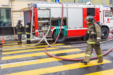 Moskova, Rusya - 14 Haziran 2019: Moskova'da şehir merkezindeki Prechistenka caddesinde gün içinde yangın, itfaiyeciler, acil durum çalışanları ve polis acil durum yerinde çalışıyor