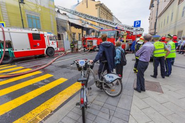 Moskova, Rusya - 14 Haziran 2019: Moskova'da şehir merkezindeki Prechistenka caddesinde gün içinde yangın, itfaiyeciler, acil durum çalışanları ve polis acil durum yerinde çalışıyor