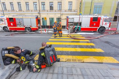 Moskova, Rusya - 14 Haziran 2019: Moskova'da şehir merkezindeki Prechistenka caddesinde gün içinde yangın, itfaiyeciler, acil durum çalışanları ve polis acil durum yerinde çalışıyor