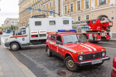 Moskova, Rusya - 14 Haziran 2019: Moskova'da şehir merkezindeki Prechistenka caddesinde gün içinde yangın, itfaiyeciler, acil durum çalışanları ve polis acil durum yerinde çalışıyor