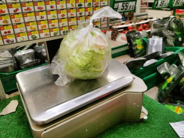 Moskova, Rusya - 7 Haziran 2019: Auchan süpermarketinde pullarda lahana kafası