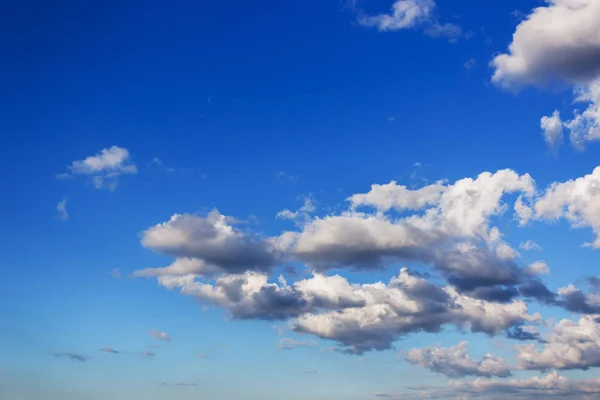Nori Cerul Albastru Nori Pufoși Luminați Soare Opus — Fotografie, imagine de stoc