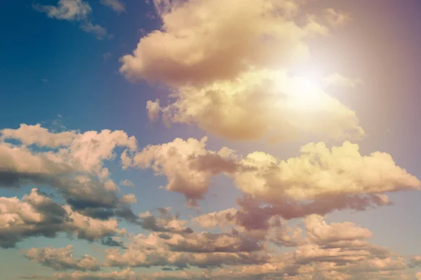 Nori Cerul Albastru Nori Pufoși Luminați Soare Opus — Fotografie, imagine de stoc