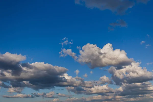Felhők Kék Bolyhos Felhők Világít Nap Ellentétes — Stock Fotó