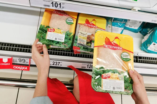 Moscú Rusia Junio 2019 Mujer Elige Pollo Pechuga Pollo Tienda — Foto de Stock