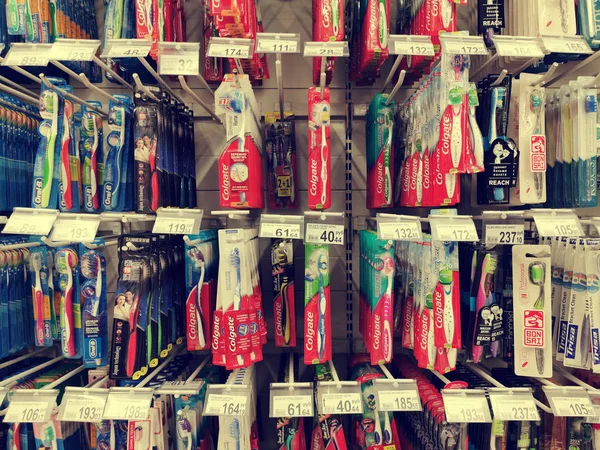 Moskova, Rusya - 7 Haziran 2019: Auchan süpermarkette diş fırçaları