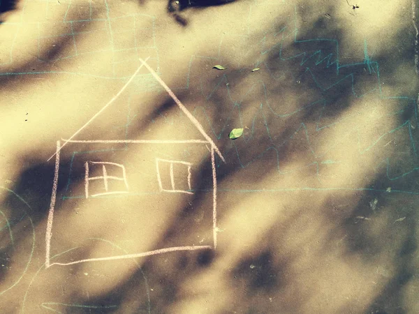 在人行道上绘制房屋的粉笔画 儿童的创造力 购房的概念 — 图库照片