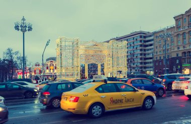 Moskova, Rusya - 27 Aralık 2018: Tverskaya caddesinde akşam Moskova, Yandex taksi şenlikli yeni yıl ışıkları