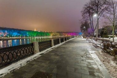 Luzhnetskaya seti kışın ışıklar açık, Rusya, Moskova