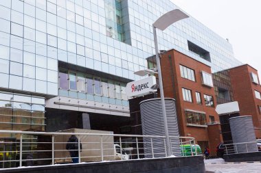 Moskova, Rusya - 18 Aralık 2018: Park Kultury metro istasyonu yakınında Moskova'daki Yandex ofisi
