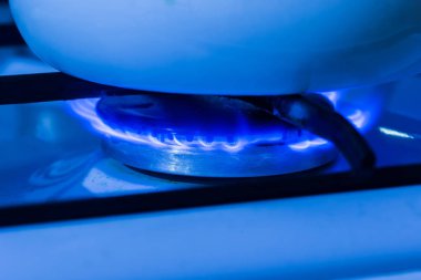 Karanlık arka planda gaz brülörü yangını