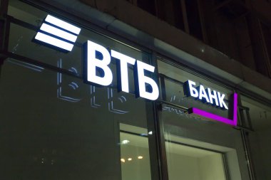 Moskova, Rusya - 4 Aralık 2018: Akşam Saatlerinde Vtb Bank'ın logosu ve logosu Moskova'da sokakta