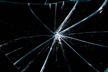 Siyah bir arka plan üzerinde cam çatlaklar. Soyutlama