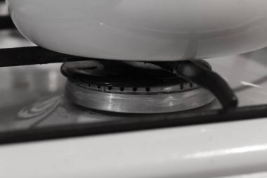 Karanlık arka planda ateş olmadan gaz brülörü