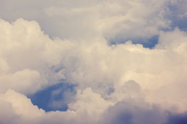 mavi gökyüzü arka plan üzerinde güzel kabarık bulutlar