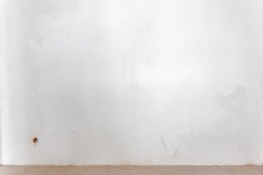 Onarım sırasında odada beyaz sıvalı duvar