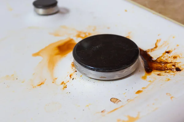 Menina Limpa Cozinha Limpa Superfície Fogão Gás — Fotografia de Stock