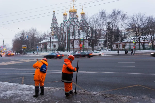 Москва Россия Декабря 2018 Года Сотрудники Государственных Служб Очищают Тротуар — стоковое фото