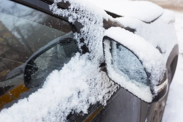 karla kaplı araba camının yakın çekim çekimi