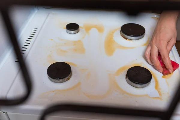 Menina Limpa Cozinha Limpa Superfície Fogão Gás — Fotografia de Stock