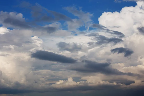 Nori Pufoși Frumoși Fundalul Cerului Albastru — Fotografie, imagine de stoc