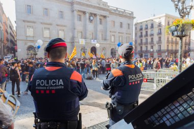 Barselona, İspanya - 27 Nisan 2018: Ci'nin iki polis memuru