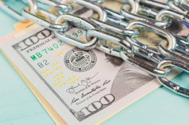 Dolar ve zincir yakın çekim