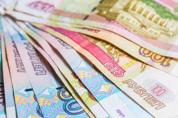 Russische roebel verspreid op de tafel — Stockfoto