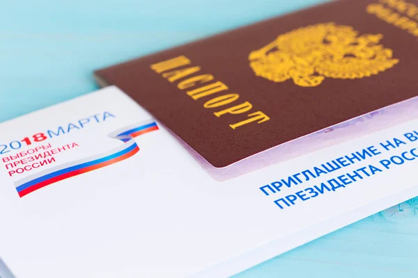 MOSCOW, RÚSSIA - Março 09, 2018: passaporte russo e um convite — Fotografia de Stock