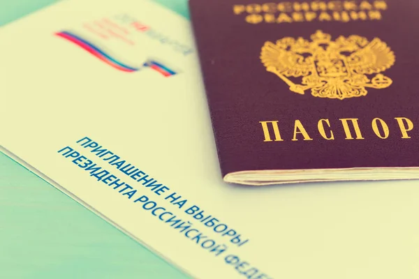 MOSCA, RUSSIA - 09 MARZO 2018: passaporto russo e invito — Foto Stock